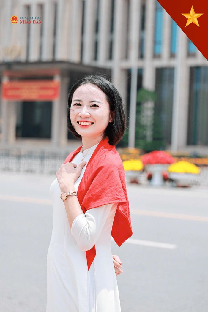 Chị Phạm Thị Thu Hằng (nhân viên văn phòng) xúc động trước vẻ đẹp Tổ quốc trước ngày Tết Độc lập thiêng liêng.