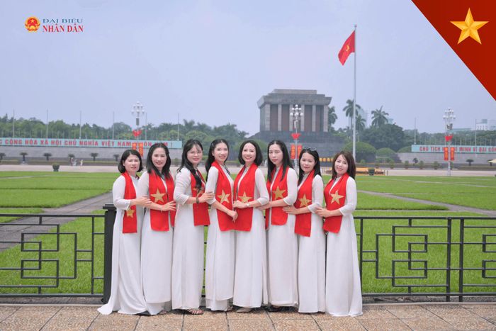 Chị Hằng cùng những người đồng nghiệp đã hòa vào dòng người đông đúc, cùng nhau lưu lại những khoảnh khắc thanh xuân rực rỡ nhất.