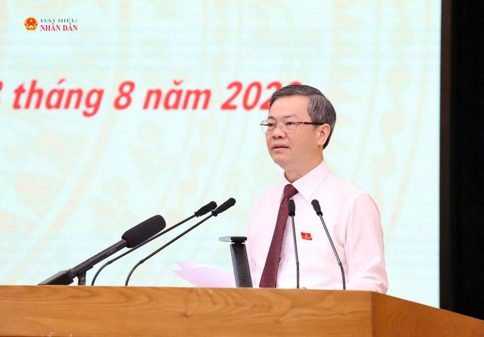 Chủ tịch HĐND tỉnh Nguyễn Văn Sơn phát biểu khai mạc kỳ họp. Ảnh: Trọng Hiếu