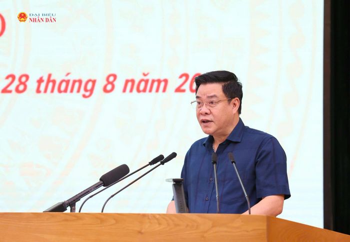 Phó Chủ tịch UBND tỉnh Hoàng Gia Long trình bày một số tờ trình tại kỳ họp. Ảnh: Trọng Hiếu