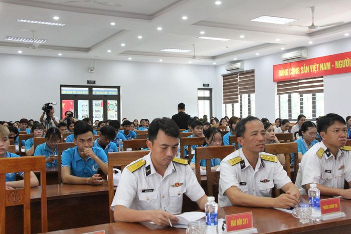 Sinh viên giao lưu với cán bộ, chiến sĩ để hiểu thêm về môi trường sinh hoạt, công tác của lực lượng Hải quân.