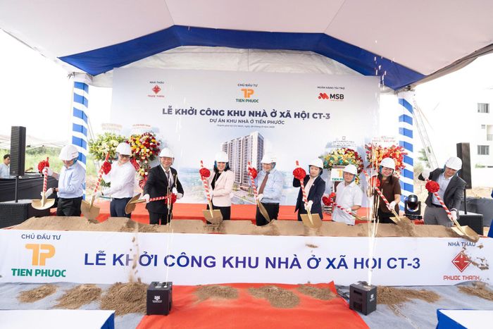 Các đại biểu thực hiện nghi thức khởi công dự án