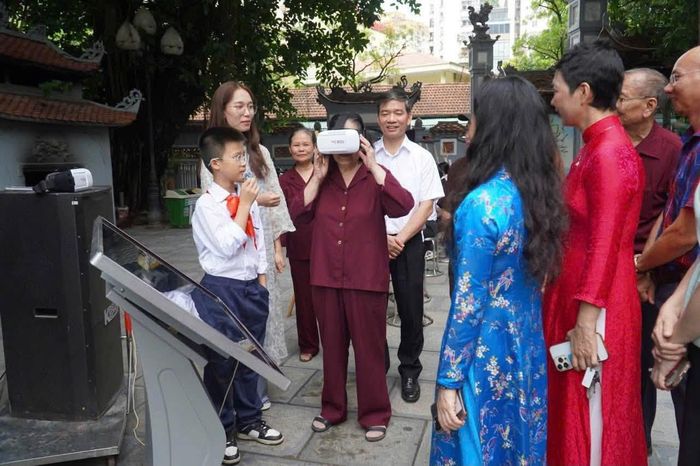 Người dân tham gia trải nghiệm công nghệ thực tế ảo, khám phá không gian di sản đình - chùa Hà