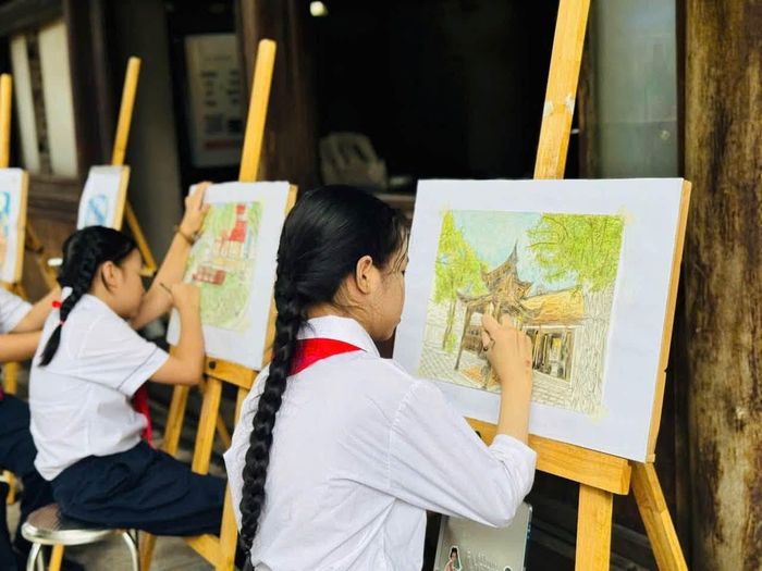 Học sinh có cơ hội được nhìn thấy, trải nghiệm và kết nối với những giá trị lịch sử của đình - chùa Hà