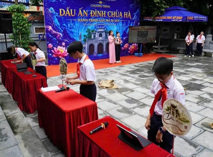 Học sinh sau khi nhảy bao bố thì tới các trạm câu hỏi QR để giải mã thông tin về chùa Hà