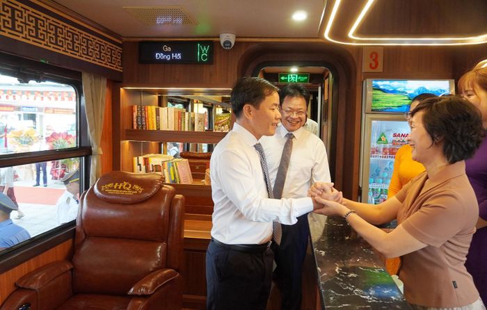 Bí thư Tỉnh ủy Quảng Trị Nguyễn Văn Phương tham quan và trò chuyện với hành khách trên các toa tàu. Ảnh: www.quangtri.gov.vn