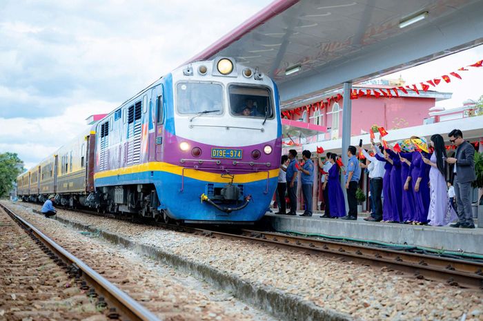 Đoàn tàu “Phong Nha - Cố đô Huế" đến Ga Huế. Ảnh: hue.gov.vn