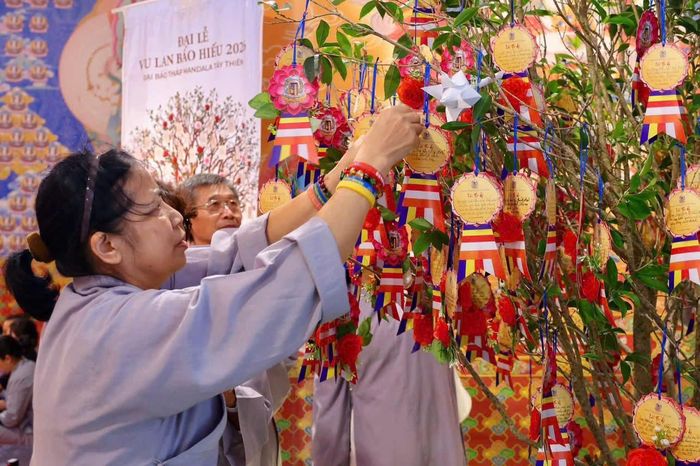 Phật tử dâng lời hứa nguyện tri ân báo hiếu lên Cây Hiếu Thuận 1