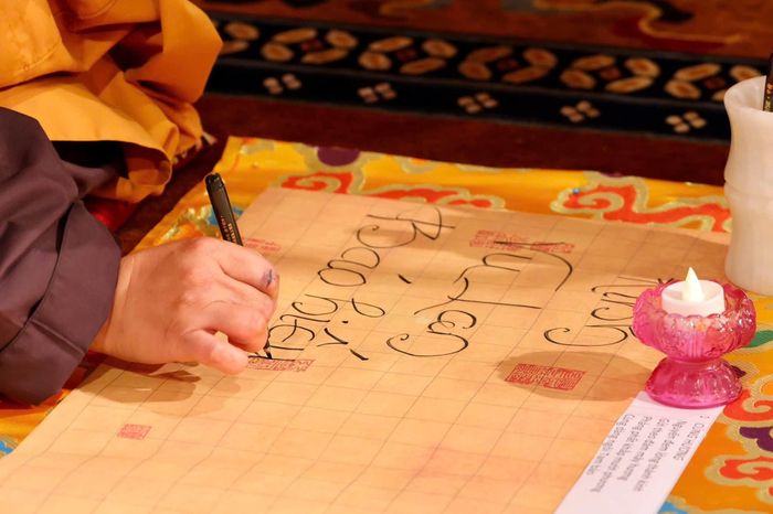 Sư ni Tây Thiên chép dòng chữ đầu tiên trong kinh Vu lan