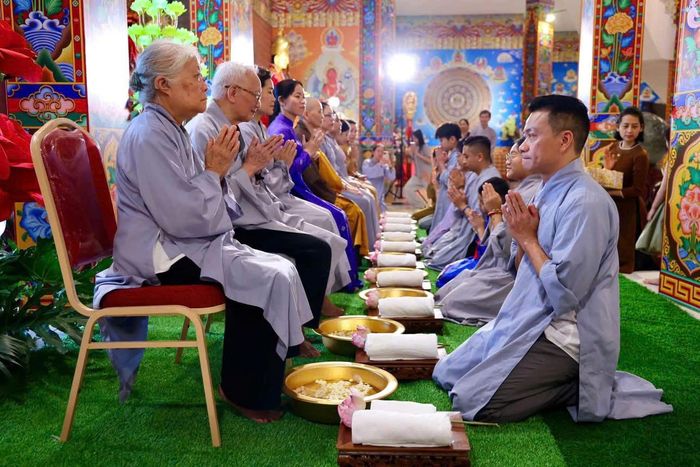 Người dự lễ thực hành nghi thức rửa chân tri ân công ơn cha mẹ