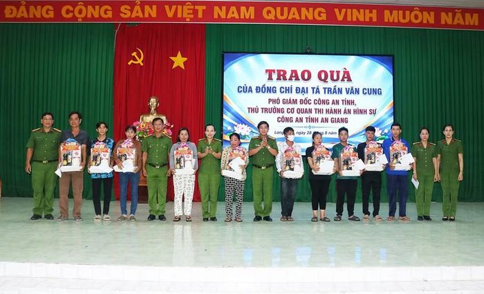 Đại tá Trần Văn Cung, Phó Giám đốc Công an tỉnh cùng Ban lãnh đạo, CBCS phòng PC10 trao quà cho người tái hòa nhập cộng đồng có hoàn cảnh khó khăn. Ảnh: Nghiêm Túc