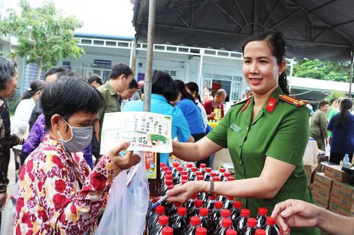 Người dân đến nhận những nhu yếu phẩm theo nhu cầu gia đình. Ảnh: Nghiêm Túc