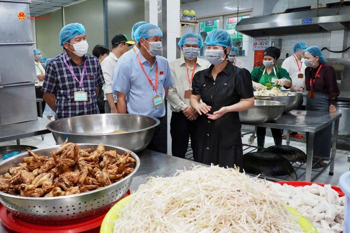 Thường trực HĐND thành phố Hồ Chí Minh khảo sát thực tế tại bếp ăn của Công ty TNHH MTV suất ăn công nghiệp Tú Anh. Ảnh: Tịnh Hà