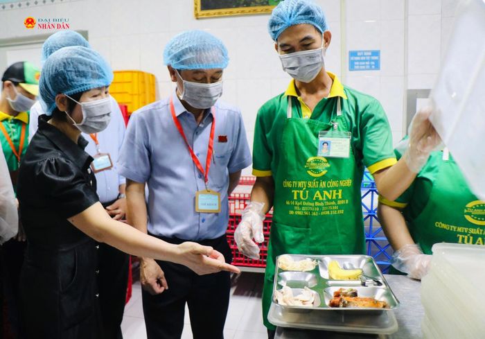 Thường trực HĐND thành phố Hồ Chí Minh khảo sát thực tế tại bếp ăn của Công ty TNHH MTV suất ăn công nghiệp Tú Anh. Ảnh: Tịnh Hà