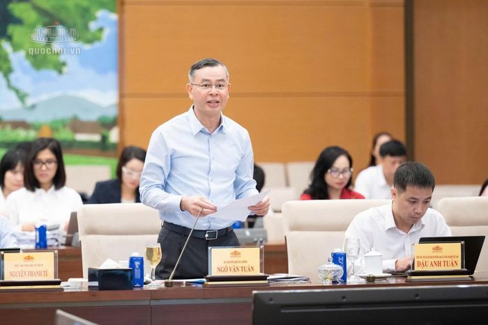 Bộ trưởng Tài chính Ngô Văn Tuấn trình bày tờ trình của Chính phủ. Ảnh: CTTĐT Quốc hội