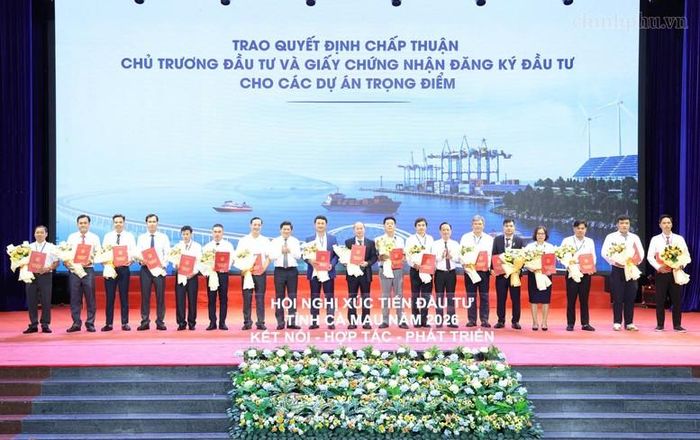 UBND tỉnh Cà Mau trao Quyết định chủ trương đầu tư, giấy chứng nhận đăng ký đầu tư, giấy chứng nhận cam kết đầu tư cho các doanh nghiệp. Ảnh: VGP