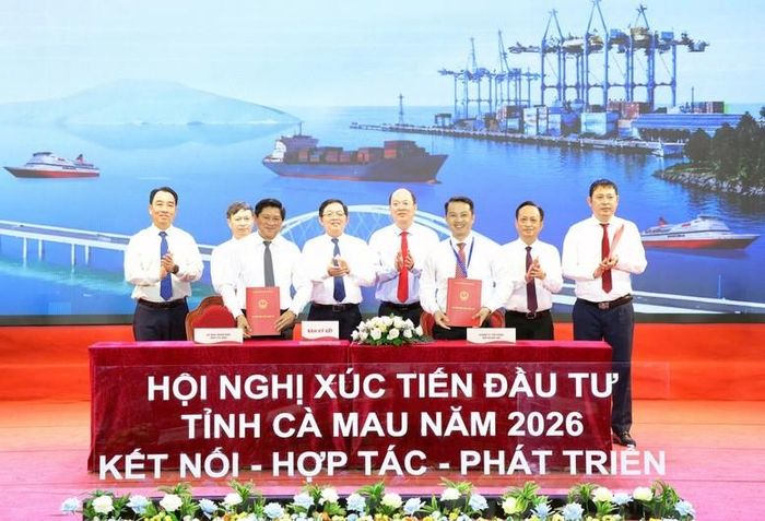 UBND tỉnh Cà Mau ký kết biên bản ghi nhớ hợp tác với các nhà đầu tư tại hội nghị ngày 28/8. Ảnh: VGP