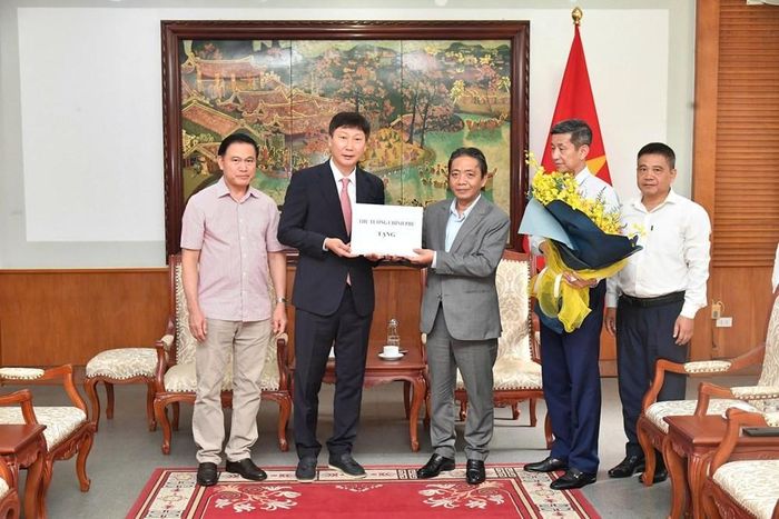 Thứ trưởng Bộ VHTTDL Hoàng Đạo Cương trao quà của Thủ tướng tặng đội tuyển bóng đá nam quốc gia. Ảnh: Thái Dương