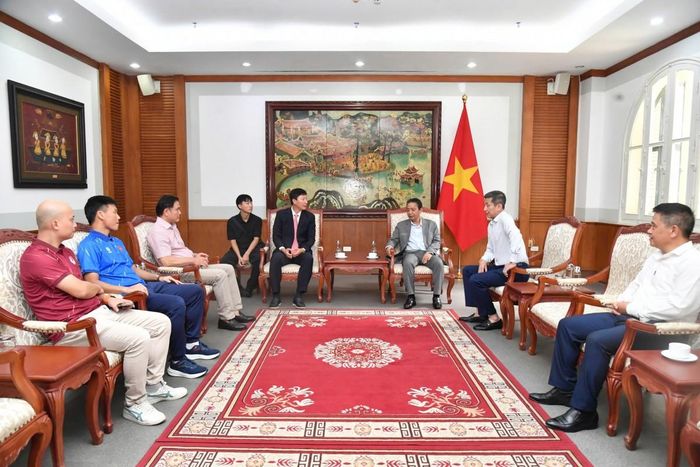 Lãnh đạo Bộ VHTTDL gặp gỡ HLV Kim Sang Sik và các thành viên ban huấn luyện tuyển Việt Nam chiều ngày 28/8. Ảnh: Thái Dương