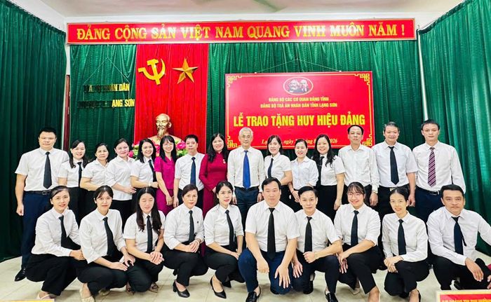 Lễ trao tặng Huy hiệu 30 năm tuổi Đảng cho đồng chí Trương Thị Hợi góp phần giáo dục truyền thống, bồi dưỡng lý tưởng và niềm tự hào cho đội ngũ cán bộ, đảng viên