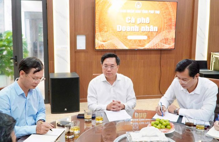 Chủ tịch UBND tỉnh Trần Duy Đông chủ trì Chương trình Cà phê doanh nhân sáng 28/8.