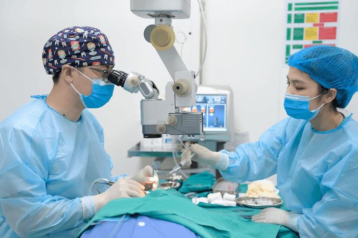 Bác sĩ Bệnh viện Mắt Hà Nội – Hà Nam phẫu thuật Phaco cho bệnh nhân