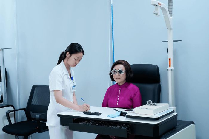 Người từ 50 tuổi trở lên, đặc biệt là nhóm đối tượng có bệnh lý nền bắt buộc phải có thói quen đi khám mắt định kỳ