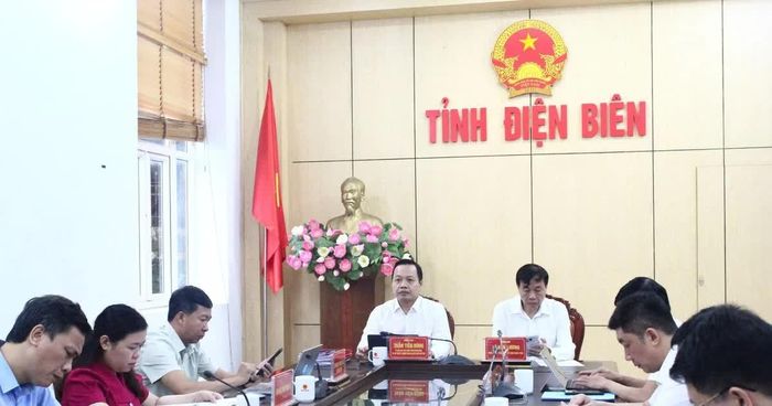 Bí thư Tỉnh ủy, Trưởng đoàn Đại biểu Quốc hội tỉnh Điện Biên Trần Tiến Dũng và Chủ tịch UBND tỉnh Lê Văn Lương dự, chủ trì hội nghị tại điểm cầu Điện Biên.