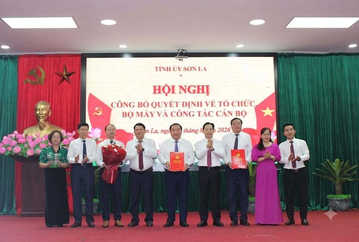 Lãnh đạo Tỉnh ủy Sơn La trao quyết định thành lập Đảng bộ Mặt trận Tổ quốc, các đoàn thể tỉnh. Ảnh Văn Ngọc