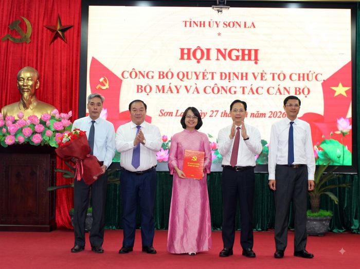 Lãnh đạo Tỉnh ủy Sơn La trao Quyết định về đổi tên Ban Tuyên giáo và Dân vận Tỉnh ủy thành Ban Tuyên giáo Tỉnh ủy. Ảnh Văn Ngọc