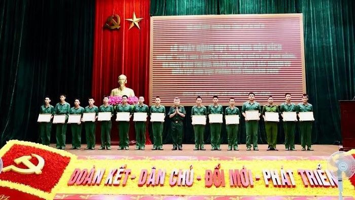 Lãnh đạo Bộ Chỉ huy Quân sự tỉnh Điện Biên trao Giấy khen tặng các cá nhân có thành tích xuất sắc, đột xuất trong thực hiện Chiến dịch 500 ngày đêm. Ảnh Lê Lan