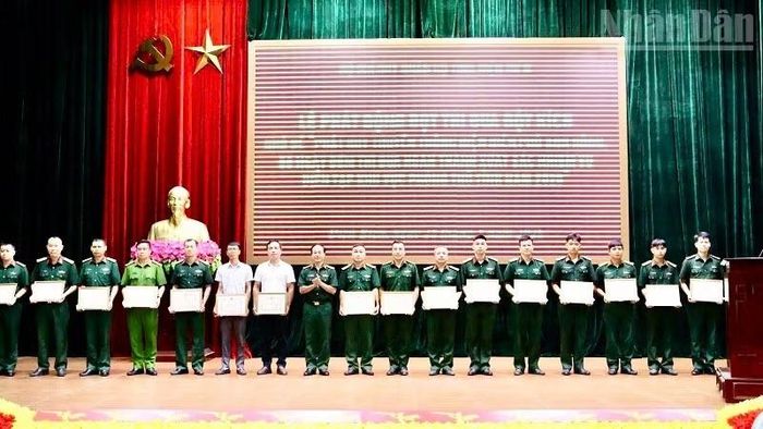 Lãnh đạo Bộ Chỉ huy Quân sự tỉnh Điện Biên trao Giấy khen tặng các cá nhân có thành tích xuất sắc, đột xuất trong thực hiện Chiến dịch 500 ngày đêm tại tỉnh Điện Biên.
