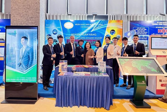 Gian trưng bày, giới thiệu các dịch vụ ngân hàng - Ảnh: PV
