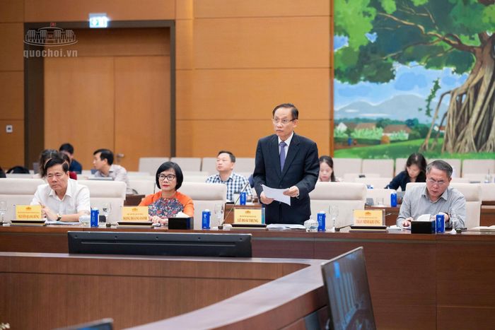 Bộ trưởng Bộ Ngoại giao Lê Hoài Trung trình bày Tờ trình dự án Luật Thỏa thuận quốc tế (sửa đổi) (Ảnh: Cổng TTĐTQH)