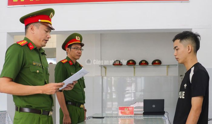 Cơ quan CSĐT tống đạt các quyết định tố tụng đối với bị can Khang.