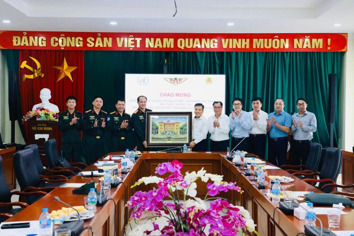 Vụ Quốc phòng - An ninh trao quà lưu niệm tặng Trung tâm Đào tạo và Phát triển năng lực GGHB Bộ Công an.