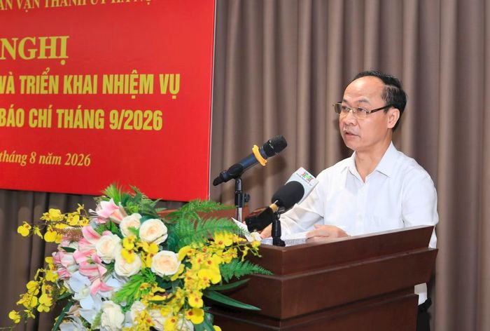 Phó Giám đốc Sở Giáo dục và Đào tạo Hà Nội Nguyễn Quang Tuấn thông tin tại hội nghị. Ảnh: Quang Thái