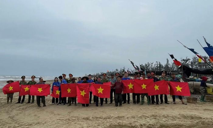 Lực lượng Công an tại tỉnh Hà Tĩnh luôn hỗ trợ ngư dân thực hiện các quy định về chống khai thác hải sản bất hợp pháp, không báo cáo và không theo quy định.