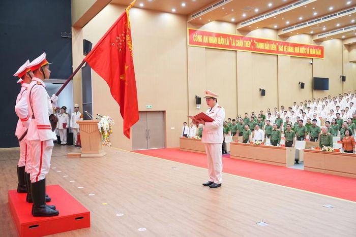 Thiếu tướng Nguyễn Tiến Trung, Giám đốc Công an thành phố Quảng Ninh thực hiện nghi lễ tuyên thệ dưới lá cờ vinh quang của Tổ quốc.