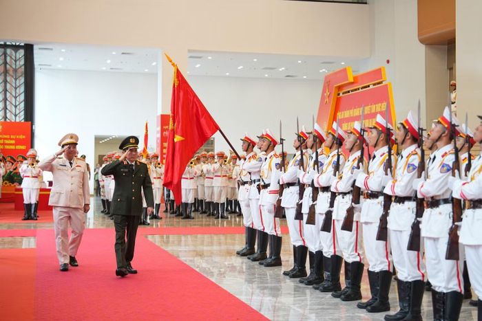 Bộ trưởng Lương Tam Quang duyệt đội danh dự tại Lễ công bố Quyết định về thành lập Công an thành phố Quảng Ninh