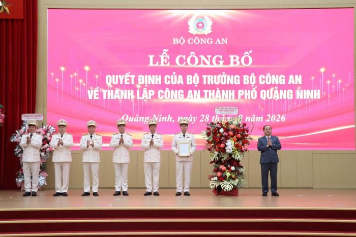 Bộ trưởng Lương Tam Quang và Bí thư Tỉnh ủy Quảng Ninh Quản Minh Cường tặng hoa chúc mừng Công an thành phố Quảng Ninh.