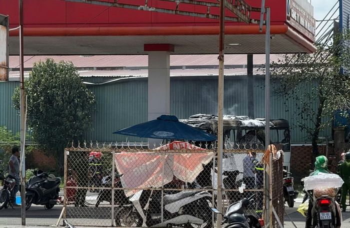 Hiện trường chiếc xe khách bốc cháy bên trong cây xăng.