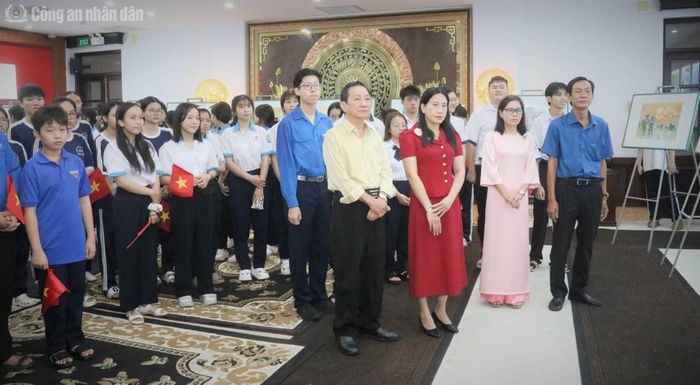 Các đại biểu tham quan trưng bày các tác phẩm ký hoạ thời chiến tranh.