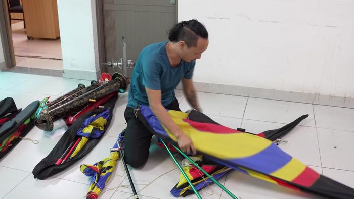 Tấn đã thả 3 con diều tại khu vực cấm bay của sân bay quốc tế Tân Sơn Nhất, làm ảnh hưởng 16 chuyến bay đi, đến, gây thiệt hại nhiều tỷ đồng.