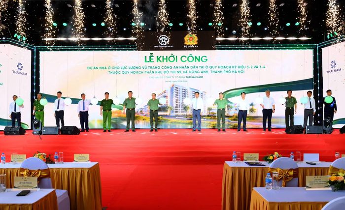  Thứ trưởng Đặng Hồng Đức cùng các đại biểu thực hiện nghi thức khởi công dự án. 