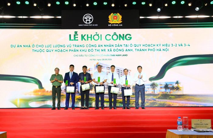  Thứ trưởng Đặng Hồng Đức và đồng chí Dương Đức Tuấn trao biểu trưng tặng các cá nhân có nhiều đóng góp trong triển khai thực hiện dự án. 