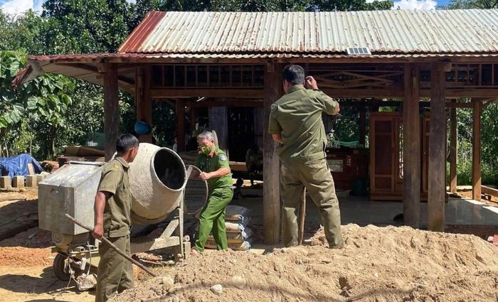 Lực lượng Công an xã biên giới Avương hỗ trợ người dân sửa chữa nhà ở.