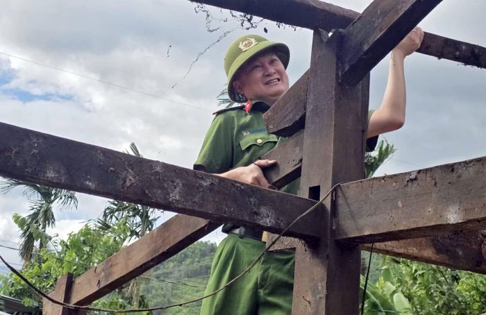 Cán bộ Công an xã Phước Năng năng nổ giúp người dân "an cư" trước mùa mưa bão.