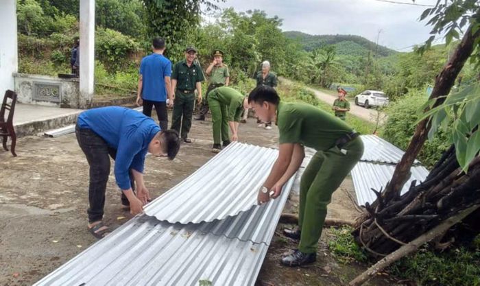 Công an xã Hiệp Đức chung tay xóa nhà tạm, nhà dột nát cho hộ nghèo.