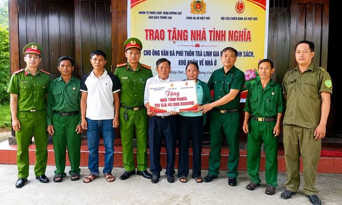 Công an xã Hiệp Đức phối hợp với các đơn vị liên quan hỗ trợ 40 triệu đồng sửa chữa nhà cho hộ ông Văn Bá Phú (trú thôn Trà Linh).